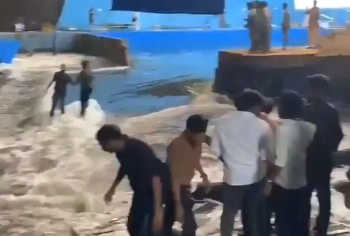 Un tanque de agua estalló en un set de grabación de una película de India. 