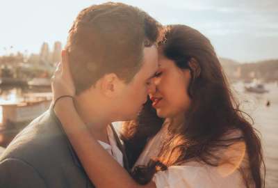 Desarrollan un casco de realidad virtual que recrea la sensaci&oacute;n de un beso