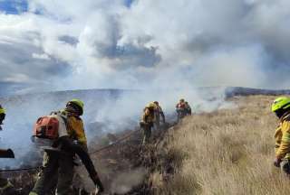 Bomberos trabajan en control de incendio forestal en la reserva del Antisana