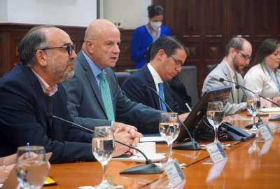 El vicepresidente Alfredo Borrero (centro) junto a Iv&aacute;n Correa, secretario de la Administraci&oacute;n P&uacute;blica. 