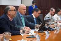 El vicepresidente Alfredo Borrero (centro) junto a Iván Correa, secretario de la Administración Pública.