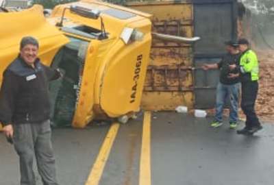 Un tr&aacute;iler se volc&oacute; en la v&iacute;a Al&oacute;ag-Santo Domingo