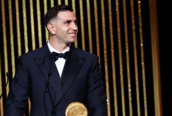 El arquero argentino fue recibido con desaprobaci&oacute;n por el p&uacute;blico franc&eacute;s en su llegada a la ceremonia.
