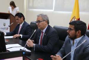 Antonio Goncalves (centro), ministro de Energ&iacute;a y Minas, anunci&oacute; la contrataci&oacute;n de un segundo bloque de generaci&oacute;n de energ&iacute;a el&eacute;ctrica emergente.