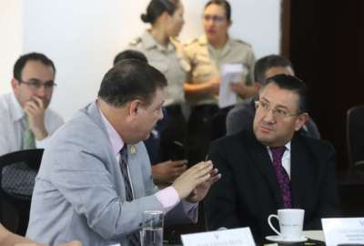 Juan Zapata (izq), ministro del Interior e Iv&aacute;n Saquicela (der.), presidente de la Corte de Justicia, se reunieron para analizar medidas sobre arresto domiciliario. 