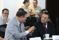 Juan Zapata (izq), ministro del Interior e Iv&aacute;n Saquicela (der.), presidente de la Corte de Justicia, se reunieron para analizar medidas sobre arresto domiciliario. 
