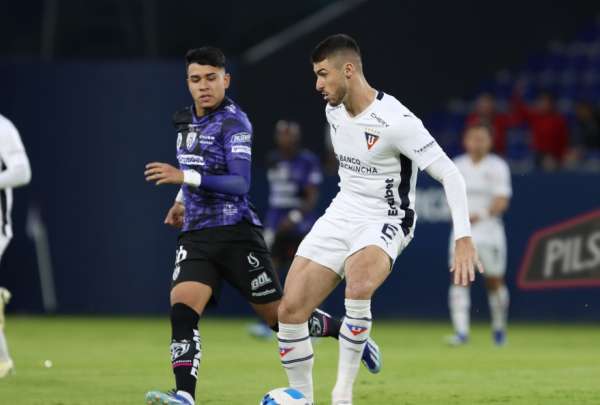 Facundo Rodr&iacute;guez (der.) defiende el bal&oacute;n ante la marca del volante Kendry P&aacute;ez. 