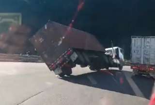 Video capta el momento que un tr&aacute;iler se accidenta en la v&iacute;a Aloag &ndash; Santo Domingo