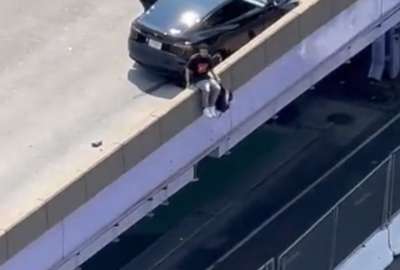 Salt&oacute; de un paso elevado para escapar de la Polic&iacute;a en Nueva York
