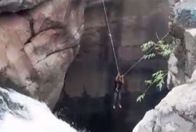 Rescatan a un turista que cay&oacute; en la cascada de Maharashtra, India