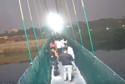 Video capt&oacute; el momento exacto en el que el puente de Morbi colaps&oacute;