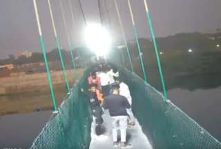 Video capt&oacute; el momento exacto en el que el puente de Morbi colaps&oacute;