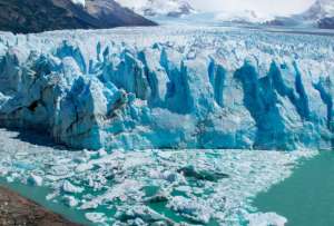En Perú, un grupo de montañistas vieron el desprendimiento de un glaciar.