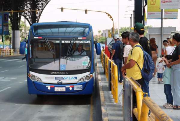 El alcalde de Guayaquil, Aquiles Alvarez, anunci&oacute; que la tarifa de la Metrov&iacute;a y el transporte ejecutivo ser&aacute; de USD 0,45. 