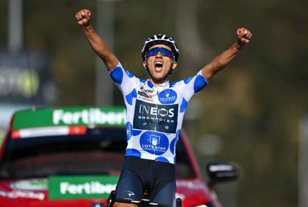 Richard Carapaz fue felicitado en la meta y celebr&oacute; con champa&ntilde;a