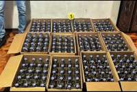 La Policía Nacional decomisó licor adulterado, tras allanamientos en Quito.
