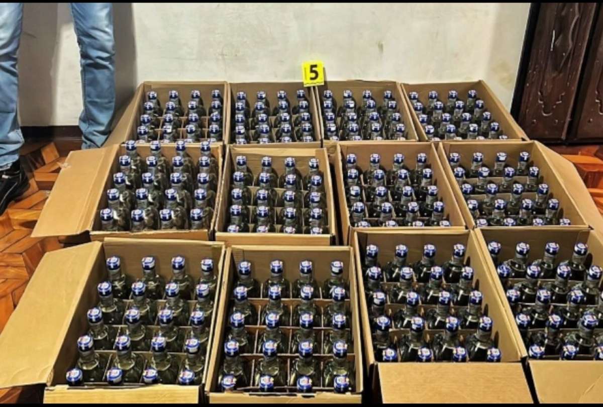 La Polic&iacute;a Nacional decomis&oacute; licor adulterado, tras allanamientos en Quito. 