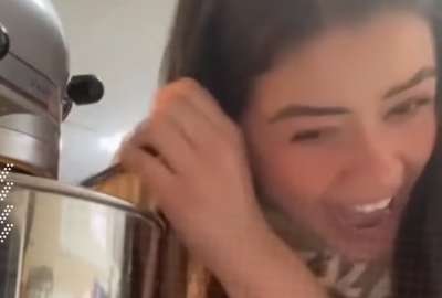 El cabello de la creadora de contenido de TikTok, Natalia Sarahii qued&oacute; atrapado en plena grabaci&oacute;n. El video ha dado la vuelta en las redes sociales.