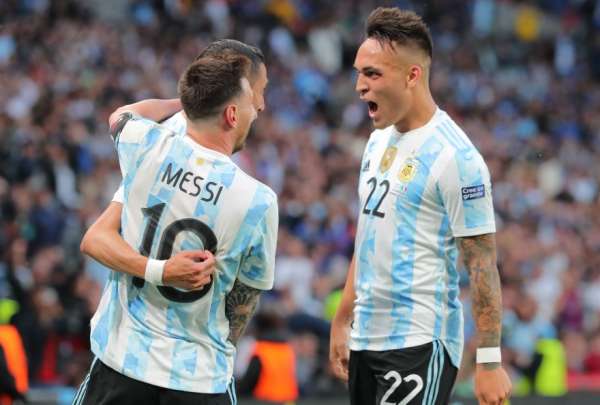 Lionel Messi celebra el  gol de Lautaro Mart&iacute;nez (der.), con asistencia suya
