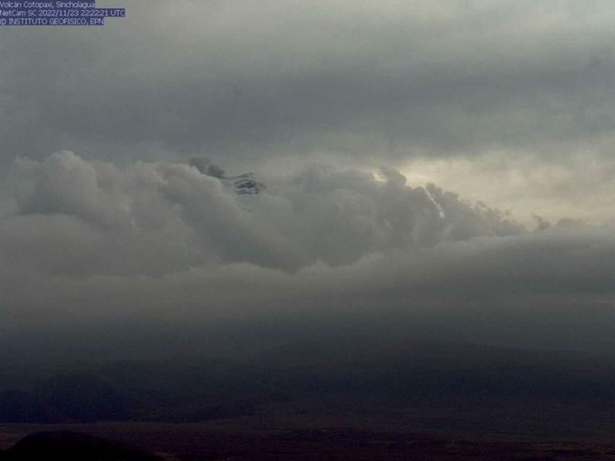 Volc&aacute;n Cotopaxi eman&oacute; una columna de ceniza de 200 metros de altura