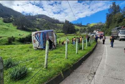 Fuerte siniestro de tr&aacute;nsito en Cuenca deja dos fallecidos y una docena de heridos