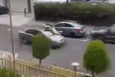 El hombre aferrado al cap&oacute; de su auto. 