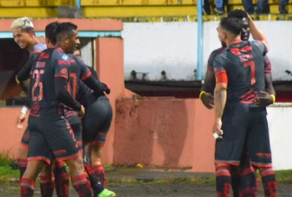 Jefferson Vernaza (der.) celebra el gol del triunfo del Deportivo Cuenca ante T&eacute;cnico Universitario