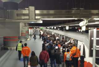 Segundo d&iacute;a de operaci&oacute;n comercial: persisten los problemas en el Metro de Quito
