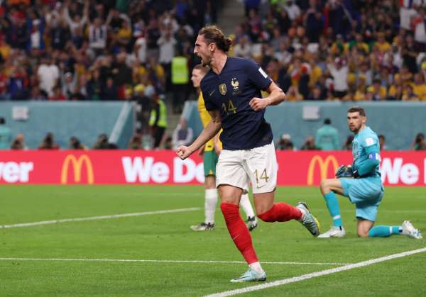 Adrien Rabiot festeja el primer gol franc&eacute;s en el estadio Al Janoub. 