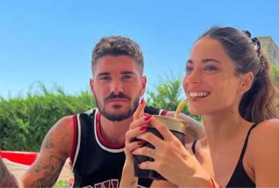 Los rumores de una supuesta propuesta de matrimonio de la estrella del f&uacute;tbol argentino a la cantante se desataron tras su viaje a Ibiza.
