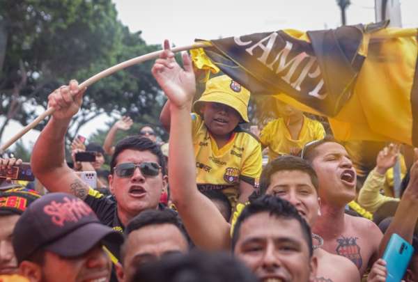 La hinchada de Barcelona despidi&oacute; al plantel con bombos, c&aacute;nticos, bengalas y banderas