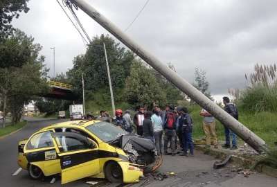 Un taxi se impact&oacute; contra un poste de luz en Quito