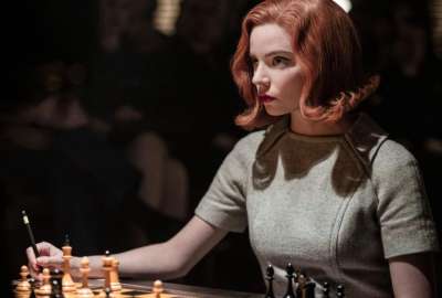 La serie de ficci&oacute;n es protagonizada por la actriz Anya Taylor-Joy