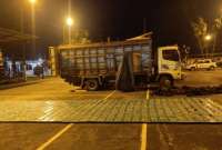 Dos personas que circulaban en el camión en Santo Domingo fueron detenidas por la Policía Nacional para las investigaciones.