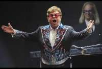 Elton John admite estar ciego debido a una infección ocular