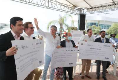 Guillermo Lasso, presidente de la Rep&uacute;blica, saluda a la poblaci&oacute;n durante la entrega de recursos en Santa Elena