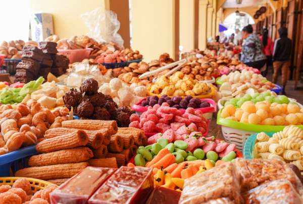 En Cuenca, sus habitantes se preparan a&ntilde;o tras a&ntilde;o para esta celebraci&oacute;n de siete d&iacute;as en honor al Sant&iacute;simo Sacramento o Cuerpo de Cristo. La fiesta est&aacute; llena de dulces y colores en el Centro Hist&oacute;rico.