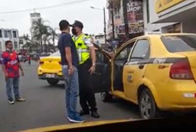 una c&aacute;mara capt&oacute; cuando el conductor de un taxi amenaz&oacute; a un agente de tr&aacute;nsito.