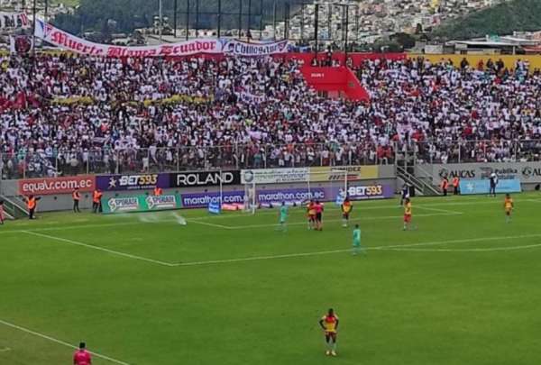 Durante el encuentro de Liga frente al Aucas, hinchas del albo lanzaron bengalas a la cancha.