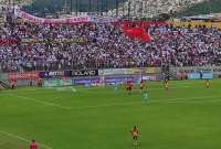Durante el encuentro de Liga frente al Aucas, hinchas del albo lanzaron bengalas a la cancha.