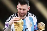 Lionel Messi contempla la Copa Mundial, con el premio al mejor jugador del torneo.