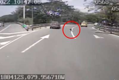 Ni&ntilde;a cay&oacute; de un taxi en movimiento en Guayaquil