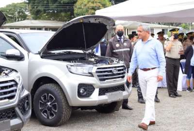 El ministro Patricio Carrillo entreg&oacute; las camionetas a miembros policiales de la Zona 8. 