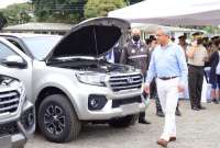 El ministro Patricio Carrillo entregó las camionetas a miembros policiales de la Zona 8.