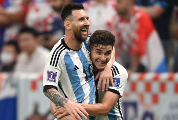 Lionel Messi (izq.) festeja junto a Juli&aacute;n &Aacute;lvarez en el estadio de Lusail.