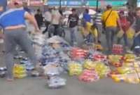 Ciudadanos ayudan a recolectar bebidas que cayeron de un cami&oacute;n en Guayaquil