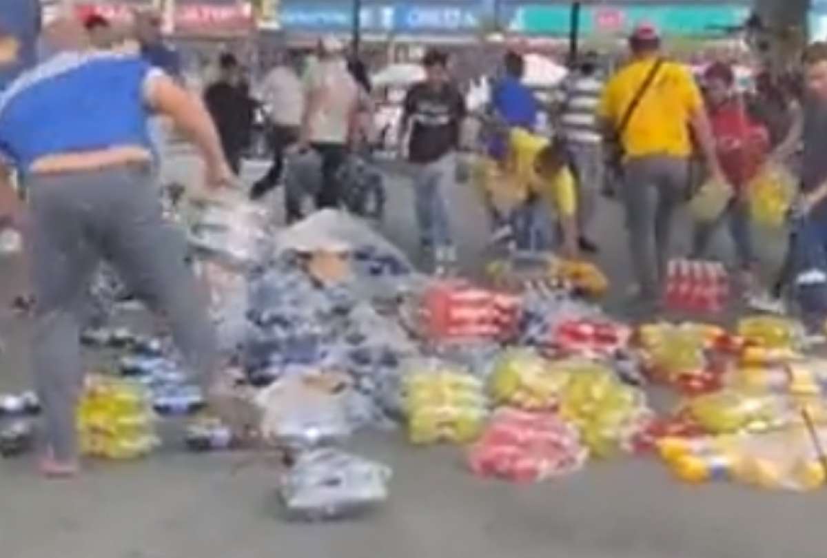 Ciudadanos ayudan a recolectar bebidas que cayeron de un camión en Guayaquil