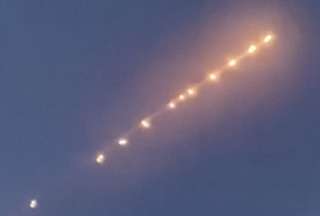 Extra&ntilde;as luces en el cielo de China causan sorpresa en redes sociales