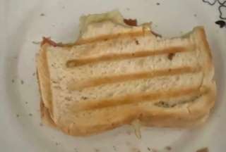 Ofertan s&aacute;ndwich medio comido por m&aacute;s de un mill&oacute;n de d&oacute;lares