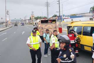 10 personas heridas tras siniestro entre tr&aacute;iler y furgoneta en Daule